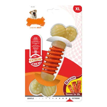 Hundekauspielzeug in Form eines Knochens, mit rotem und beigem Design, beschriftet mit "Extreme Chew" und "Bacon-Geschmack für das Leben."