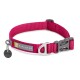 Ein lebendiger pinker Hundehalsband von Ruffwear, mit einer stabilen Schnalle und einem Metallschild mit dem Markennamen.