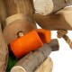 Bunte Holzkauspielzeuge für Haustiere, mit orangefarbenen und grünen Blöcken zwischen natürlichen Holzstücken, ideal zum Kauen und Spielen.