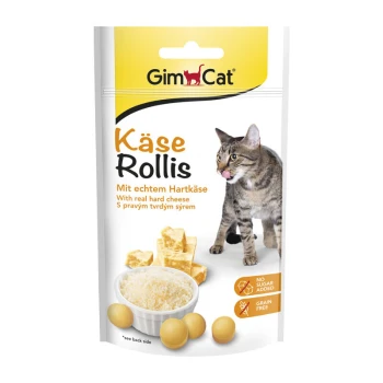GimCat Käse Rollis Katzenleckerlis Verpackung mit einer verspielten Katze, die sich die Lippen leckt, mit Käsestücken und runden Leckerlis.