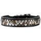 Stylisches schwarzes Leder-Haustierhalsband, verziert mit metallischen Nieten in Silber- und Bronzetönen.