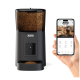 Schwarzer ZEDAR automatischer Haustierfutterspender mit Kamera und Trockenfutter, daneben eine Hand, die ein Smartphone zeigt, auf dem die ZEDAR A900 App mit einer fressenden Katze zu sehen ist.