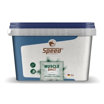 Blauer und weißer Behälter mit der Aufschrift "Speed Muscle Boost," ein getreidefreies Ergänzungsmittel für Pferde, mit einem Logo und dem Text "Made in Germany."
