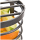 Eine Nahaufnahme eines metallenen Obsthalters mit Scheiben von Orange, grünem Apfel und gelber Paprika, die lebendige Farben zeigt.