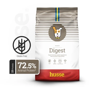 Eine Tüte Husse Digest Hundefutter mit der Aufschrift "Sensibel," mit einem Cartoon-Hund-Logo, glutenfreiem Symbol und Angaben: 23% Protein, 72,5% tierisches Protein.