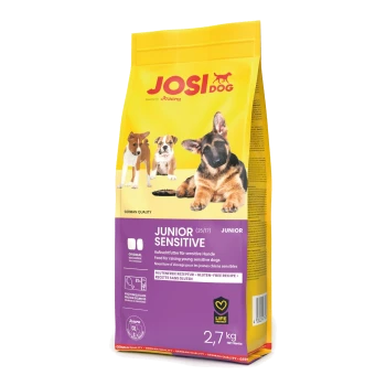 Hundefutterbeutel mit "JOSI DOG JUNIOR SENSITIVE" und Bildern von drei Hunden, hebt das glutenfreie Rezept und das Gewicht von 2,7 kg hervor.