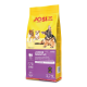 Hundefutterbeutel mit "JOSI DOG JUNIOR SENSITIVE" und Bildern von drei Hunden, hebt das glutenfreie Rezept und das Gewicht von 2,7 kg hervor.