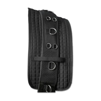 Schwarze gepolsterte Pferdesattelunterlage mit mehreren Metall-D-Ringen und verstellbaren Riemen für eine sichere Befestigung.