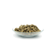 Eine Glasschüssel gefüllt mit kleinen, zylindrischen braunen Haustierfutterpellets, vor einem weißen Hintergrund.