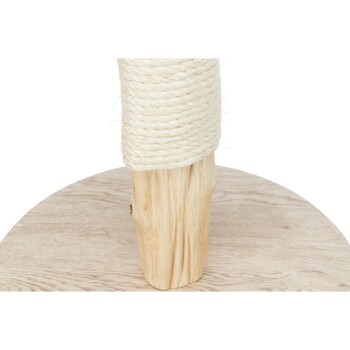 Eine Nahaufnahme eines Holz-Katzenschratzpfostens, der mit weißem Seil umwickelt ist und auf einer runden Holzbasis mit einem hellen Holzmaserungsmuster ruht.