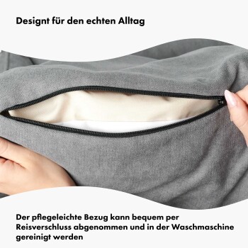 Graue Haustierbettdecke mit Reißverschluss, von einer Hand offen gehalten. Text: "Designed for everyday life" und "Easy-care, machine washable."