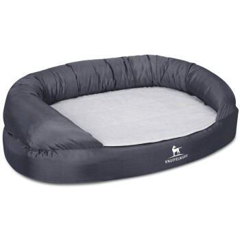 Ein gemütliches graues Hundebett mit einem plüschigen weißen Innenraum und erhöhten Rändern, mit dem Markenlogo "KNUFFELWUFF" an der Seite.