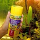 Eine Hand hält einen gelben Behälter mit JBL Pro Novo Color Fischfutter, das für alle Arten gekennzeichnet ist, mit Details zu sinkenden Granulaten und Präbiotika.
