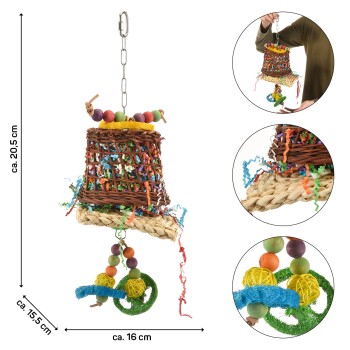 Buntes Vogelspielzeug mit einem geflochtenen Korb, hängenden Perlen und verspielten Anhängern, mit einer Höhe von etwa 20,5 cm.