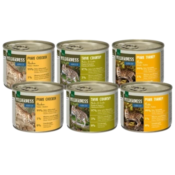 Sechs Dosen Haustierfutter mit der Aufschrift "Wilderness" mit Geschmacksrichtungen: Reines Huhn, Wahres Land (Huhn & Lachs) und Reiner Truthahn, mit Nährwertangaben.