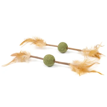 Zwei Katzenspielzeuge mit grünen strukturierten Bällen und weichen beigen Federn, die an Holzstäben befestigt sind, vor einem weißen Hintergrund.