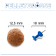 Banner 'PELLETGRÖSSE'; links: 12,5 mm braune runde Kroketten; rechts: 10 mm blaue Reißzwecke als Größenvergleich.
