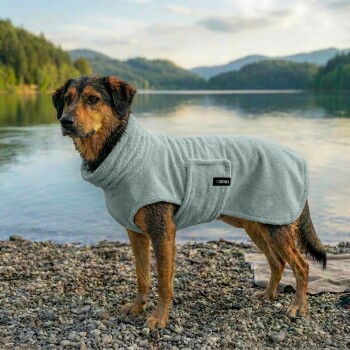 Hellgrauer Hundemantel mit weicher Textur, mit einer Tasche und dem Etikett "THE DOG IDEA."