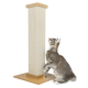 Eine graue getigerte Katze steht auf ihren Hinterbeinen und greift nach einem hohen, beigen Kratzbaum mit einem Holzsockel.