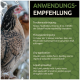 Nahaufnahme eines bunten Huhns neben Text zu Pulveranwendungsmethoden auf Deutsch und Englisch.