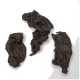 Drei Stücke dunkler, getrockneter Fleischleckereien für Haustiere, die eine faltige Textur und unterschiedliche Formen zeigen.
