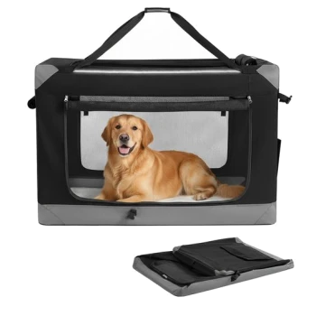 Schwarz-graue weiche Tiertransporttasche mit Netzfront, in der ein liegender Golden Retriever liegt; gefaltete Tasche darunter.