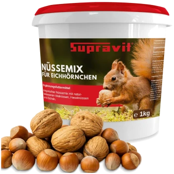 Weißer Becher mit Aufschrift 'Supravit NÜSSEMIX FÜR EICHHÖRNCHEN' mit Eichhörnchenbild, 'e 1kg' und einem Haufen Walnüsse und Haselnüsse.