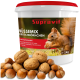 Weißer Becher mit Aufschrift 'Supravit NÜSSEMIX FÜR EICHHÖRNCHEN' mit Eichhörnchenbild, 'e 1kg' und einem Haufen Walnüsse und Haselnüsse.