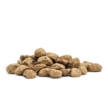 Ein Haufen brauner, kibble-förmiger Haustierfutterstücke auf einem weißen Hintergrund.