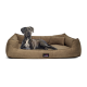 Ein grauer Hund liegt bequem auf einem braunen Haustierbett mit einem weichen, gepolsterten Design, mit einem sichtbaren 'tierlandor'-Logo.