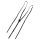 Schwarze Leder-Hundeleine mit einem silbernen Metallring, auf einem hellen Hintergrund aufgewickelt.