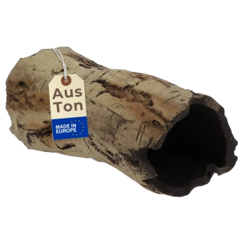 Hohles Korkrinden-Stammversteck mit rauer natürlicher Struktur und Anhänger mit Aufdruck 'Aus Ton' sowie blauem 'MADE IN EUROPE'-Label.