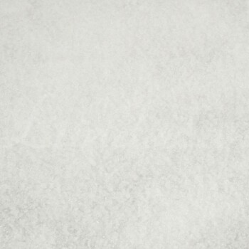 Eine Nahaufnahme von feinen weißen Salzkrystallen auf einer glatten Oberfläche, ohne sichtbaren Text oder Branding.