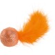 Jouet pour chat orange avec une queue en plume duveteuse attachée à une balle en maille, conçu pour les animaux de compagnie joueurs.