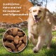 Ein leicht beschichteter Hund frisst aus einer Edelstahlschüssel, in der Trockenfutter sichtbar ist. Text: "Zusätzliches Huhn und Fett für Ausdauer und Fellgesundheit."