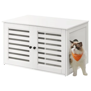 Ein weißer Holzhaustier-Schrank mit lamellierten Türen, mit einer Katze, die ein oranges Halstuch trägt und von der Seite herausspäht.