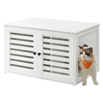 Ein weißer Holzhaustier-Schrank mit lamellierten Türen, mit einer Katze, die ein oranges Halstuch trägt und von der Seite herausspäht.