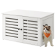 Ein weißer Holzhaustier-Schrank mit lamellierten Türen, mit einer Katze, die ein oranges Halstuch trägt und von der Seite herausspäht.