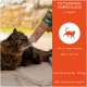 Eine flauschige braune getigerte Katze leckt eine Tube mit Vitaminpaste, die mit "Natural Immune Active" beschriftet ist, mit Dosierungsanweisungen auf Deutsch.