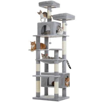 Hoher grauer mehrstöckiger Kratzbaum mit Sisalstämmen und hängendem Spielzeug, mehrere Katzen ruhen auf den Plattformen.