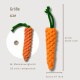 Orangen geflochtenes Haustierspielzeug in Form einer Karotte, 27 cm (10,63 Zoll) hoch und 5 cm (1,97 Zoll) breit, mit einer 2€-Münze zum Größenvergleich.