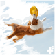 Ein brauner und weißer Hund springt in die Luft, um einen gelben Frisbee gegen einen blauen Himmel zu fangen.