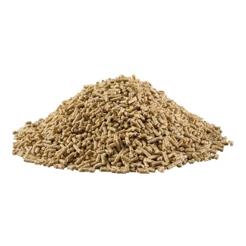Ein großer Haufen kleiner, zylindrischer Haustierfutterpellets in hellbrauner Farbe, geeignet für verschiedene Haustiere.