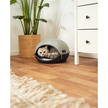 Gemütliches Haustierbett mit einem weichen weißen Innenraum und einem grauen Filzaußenbereich, mit einer runden Öffnung für einfachen Zugang.