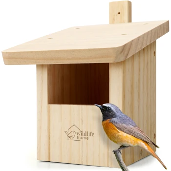 Ein hölzernes Vogelhaus mit einem schrägen Dach, mit einem kleinen Eingang und dem Logo "wildlife home", neben einem bunten Vogel, der in der Nähe sitzt.