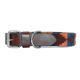Stylische Haustierleine mit einem braunen Lederband, silberner Schnalle und einem bunten gewebten Design in Orange und Blau.