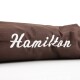Braunes Haustierzubehör mit dem gestickten Text 'Hamilton' in Weiß.