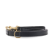 Schwarze Leder-Hundeleine mit einem goldenen Metallclip und D-Ring, ordentlich auf einem weißen Hintergrund gewickelt.