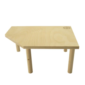 Holztisch für Haustiere mit einer sechseckigen Oberseite und vier zylindrischen Beinen, mit einem Logo in einer Ecke.