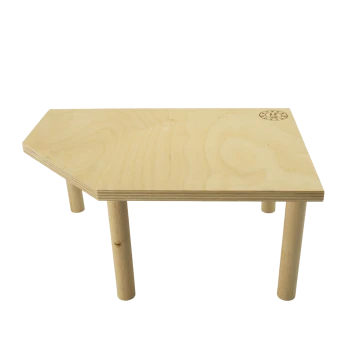 Holztisch für Haustiere mit einer sechseckigen Oberseite und vier zylindrischen Beinen, mit einem Logo in einer Ecke.